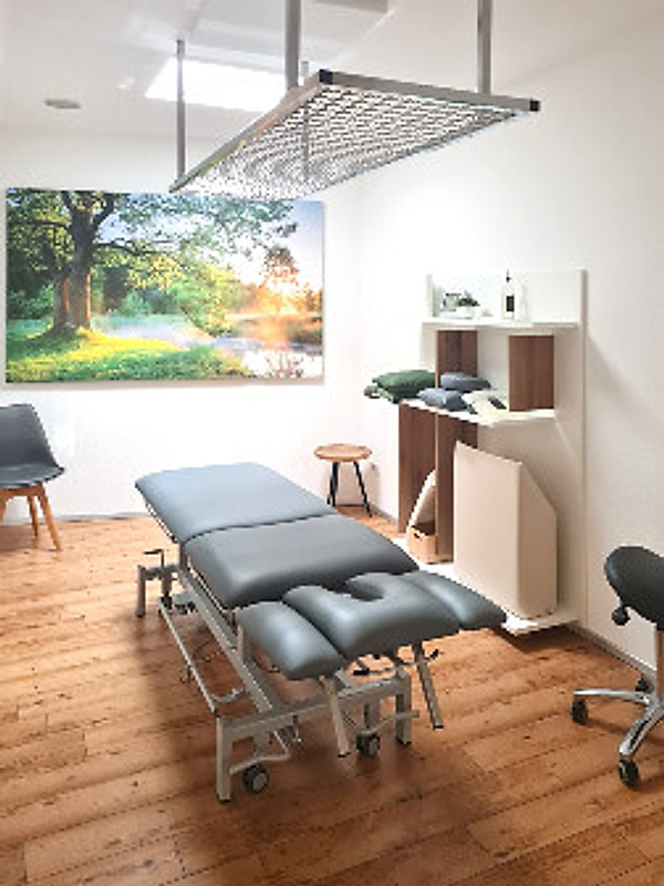 Behandlungsraum der Physio Praxis Pfeiffer — entspannte Wohlfühlatmosphäre